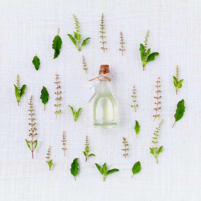 Oregano Oil: Antifungal Benefits, Carvacrol Evidence & Dosage (2026)